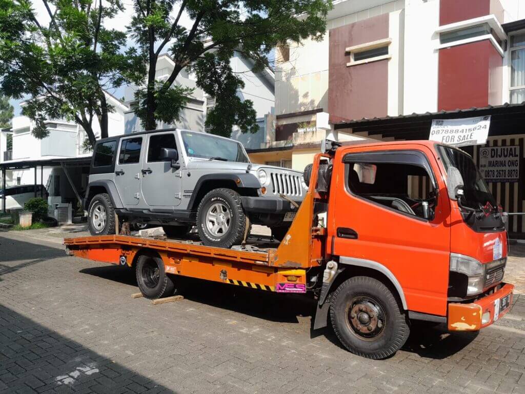 Armada truk derek Mikano Towing di jalan tol