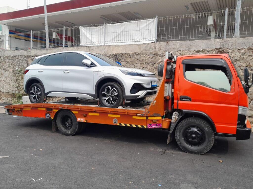 Truk towing Mikano dengan mobil pelanggan di atasnya