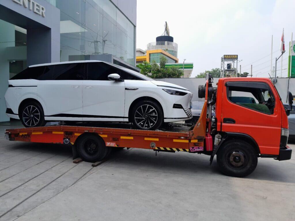 Truk derek Mikano Towing siap beroperasi