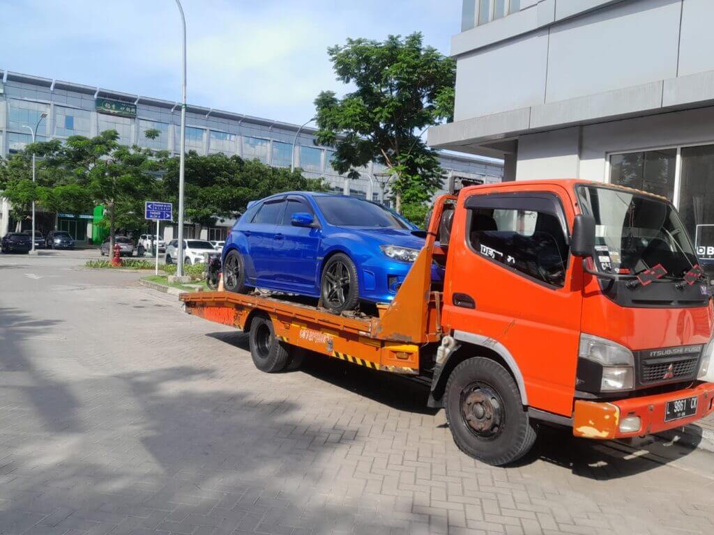 Mobil diangkut menggunakan layanan towing Mikano