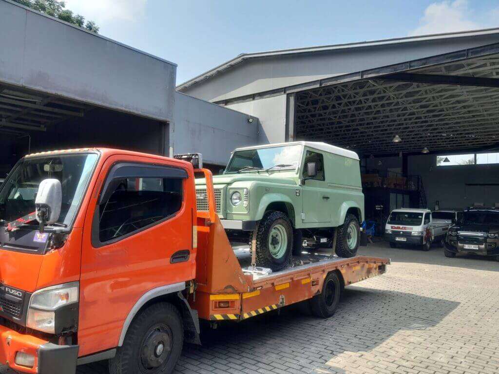 Layanan derek malam hari oleh tim Mikano Towing